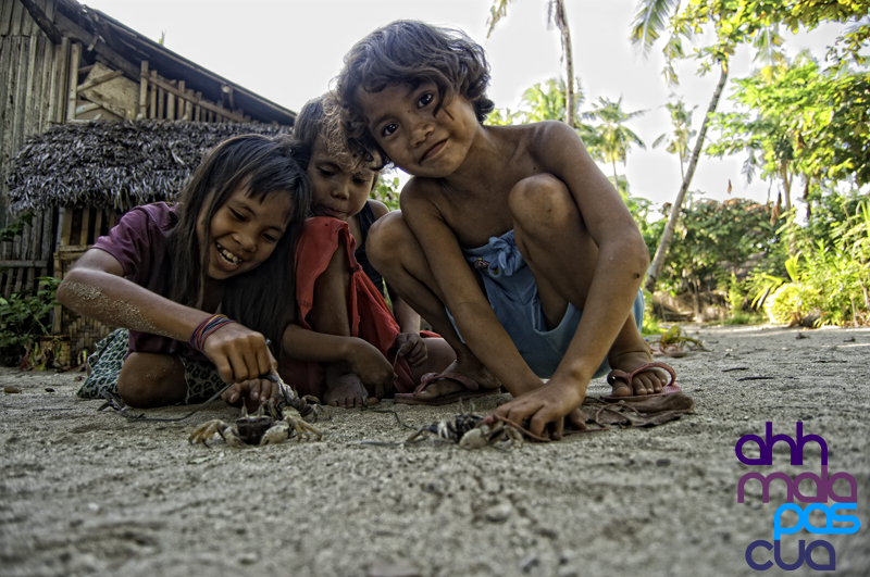 Malapascua Kids and Pet Crabs